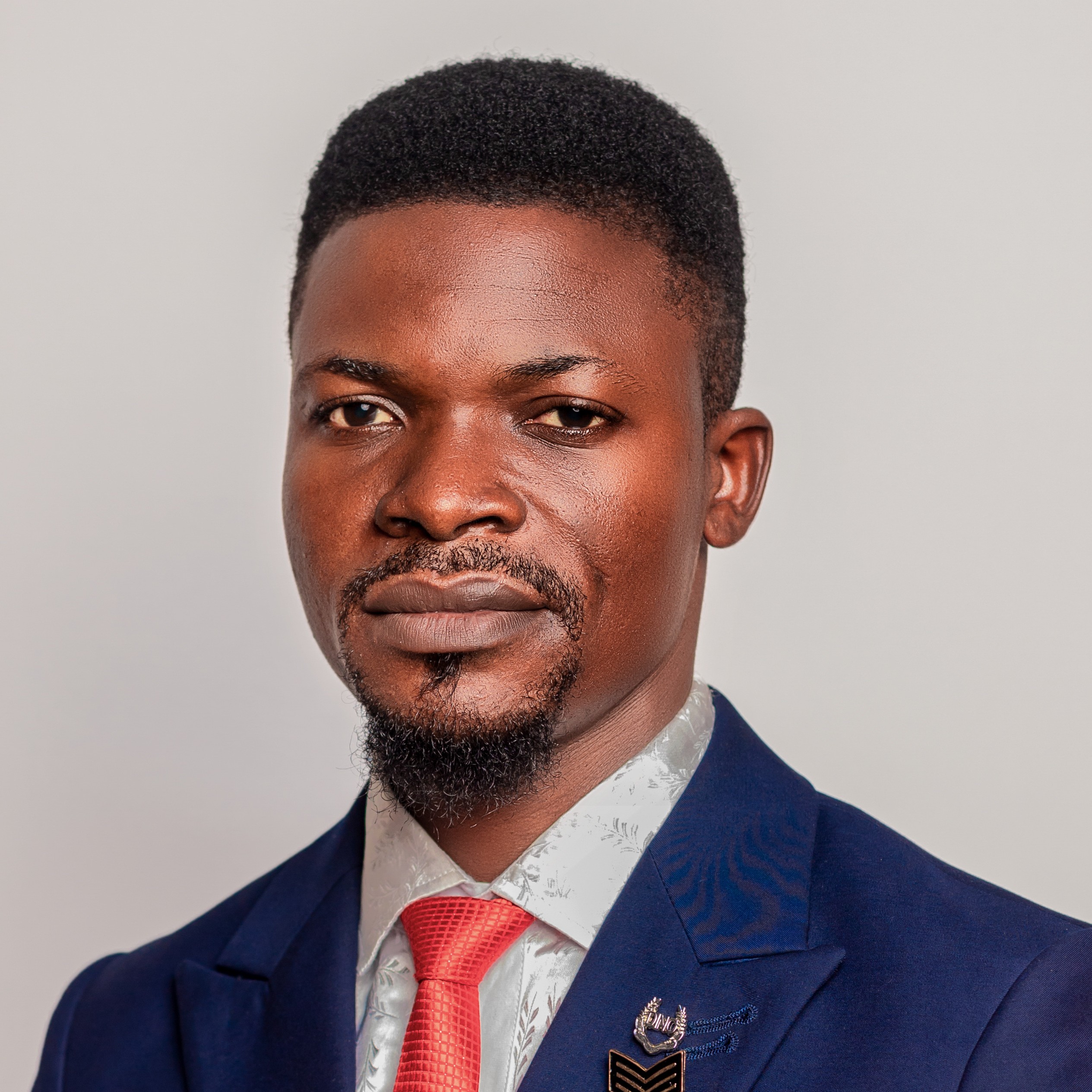 A portrait of a young man dressing in blue suite.